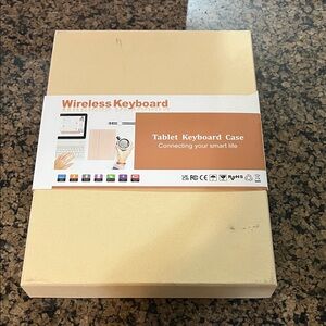 NWT Wireless Tablet Keyboard Case - lavender
